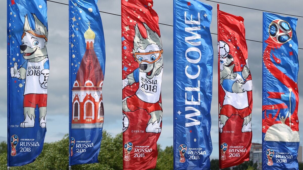    Флаги с символикой чемпионата мира по футболу 2018 на Ботевградском мосту в Саранске© РИА Новости / Юлия Честнова