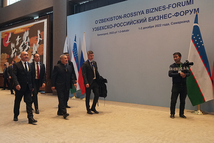    В начале недели солидная делегация из республики посетила Азербайджан, а накануне Минниханов и гендиректор КАМАЗа Сергей Когогин прилетели в Узбекистан для участия в российско-узбекском бизнес-форуме в Самарканде Фото: tatarstan.ru