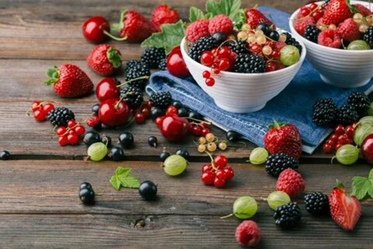 Любые ягоды оказывают благотворное влияние на работу мозга. Ягоды это источник флавоноидов, полифенола и ресвератрола. Они полезны не только для нашего мозга, но и для всего организма.