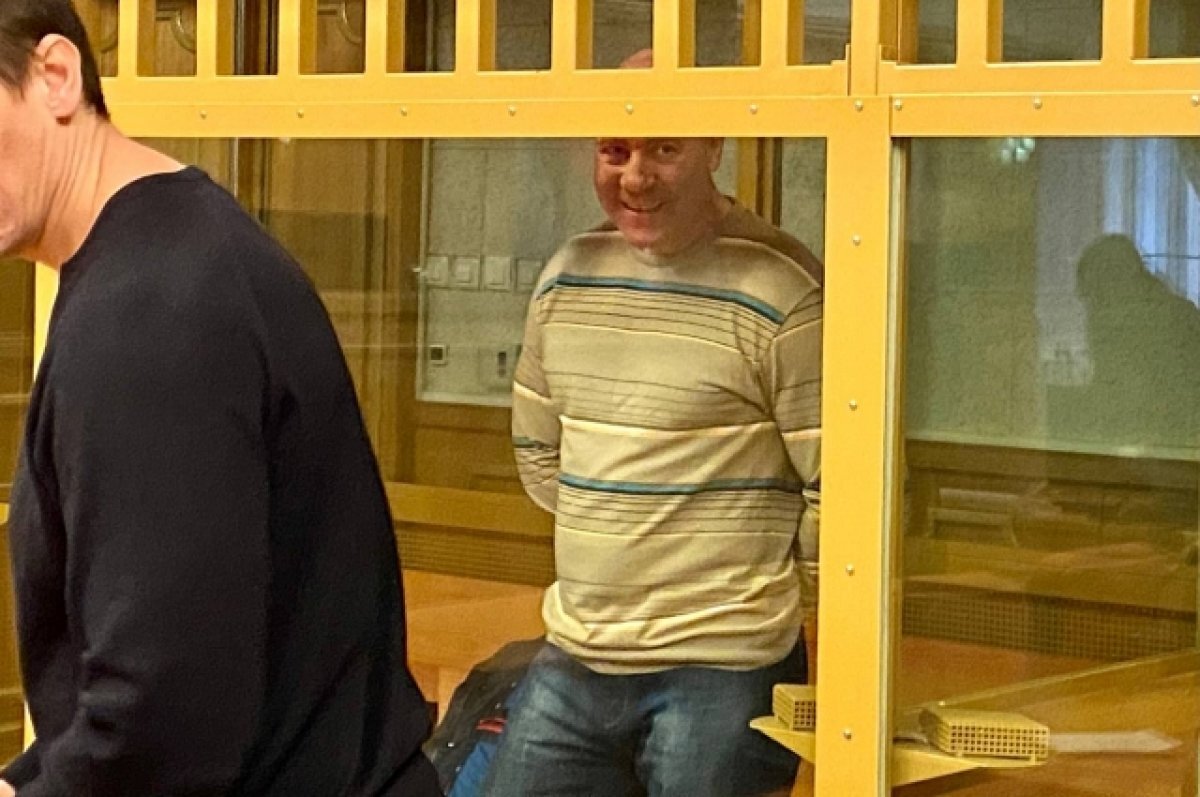    Из зала Тюменского областного суда. Александр Косарев слушает приговор суда.