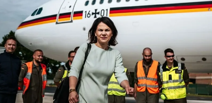 Анналена Бербок и ее самолет (фото с сайта cnnturk.com)