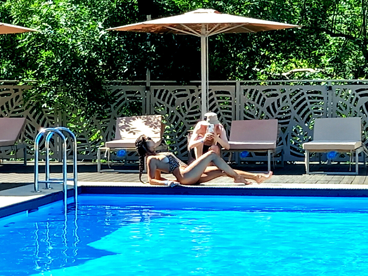 Когда вижу таких барышень, принимающих томные позы, всегда невольно вспоминаю мою кошку Басю в те моменты, когда она вертится на ковре пузом кверху.:))