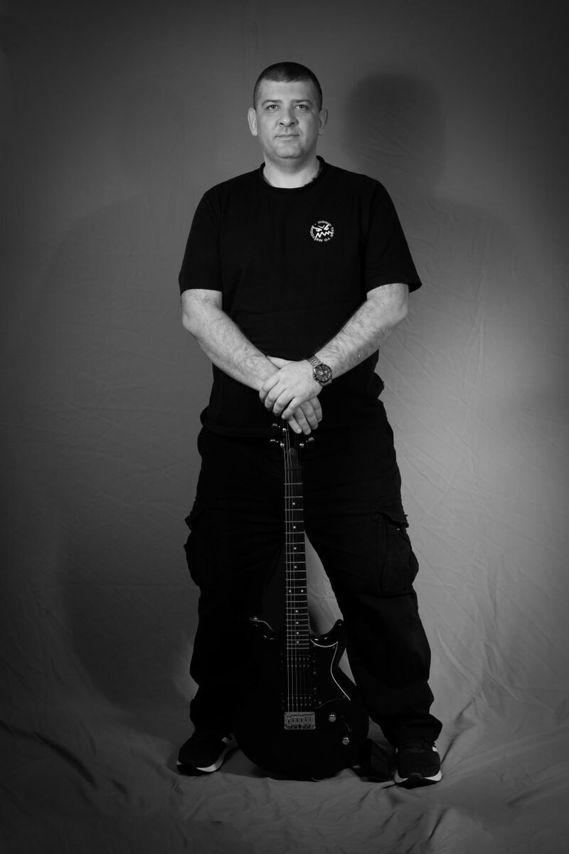 музыкант- мультиинструменталист, аранжировщик, композитор, автор исполнитель своих песен полюбившийся слушателям смесью дворовой песни и рока! Музыку  к песням пишет сам, тексты в основном тоже сам,так же самостоятельно делает аранжировку и сведение всего инструментала в основном прописывает сам, на собственной студии!!!