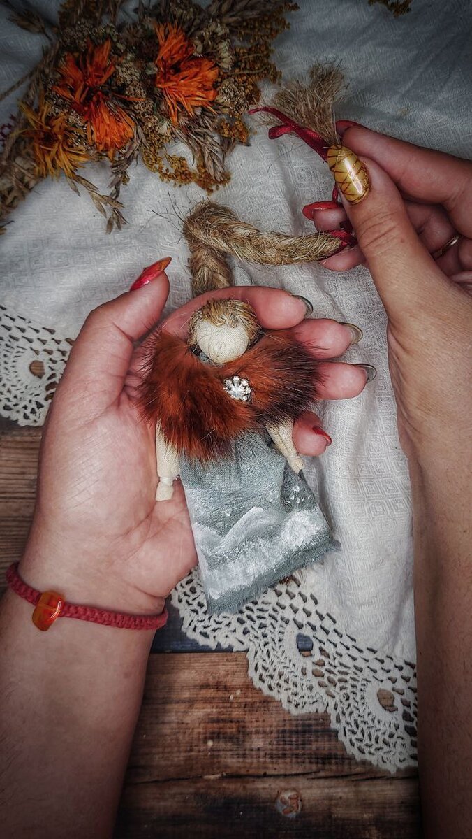 Эту куколку я делала в подарок, вложила в неё не только любовь, но и достаток, роскошь, женственность. Куколка маленькая, чтобы всегда носить её с собой в сумочке. Хочу, чтобы хозяйка куколки счастье свое обрела уже этой зимой. Свои пожелания хозяйке я и отобразила в этом образе.