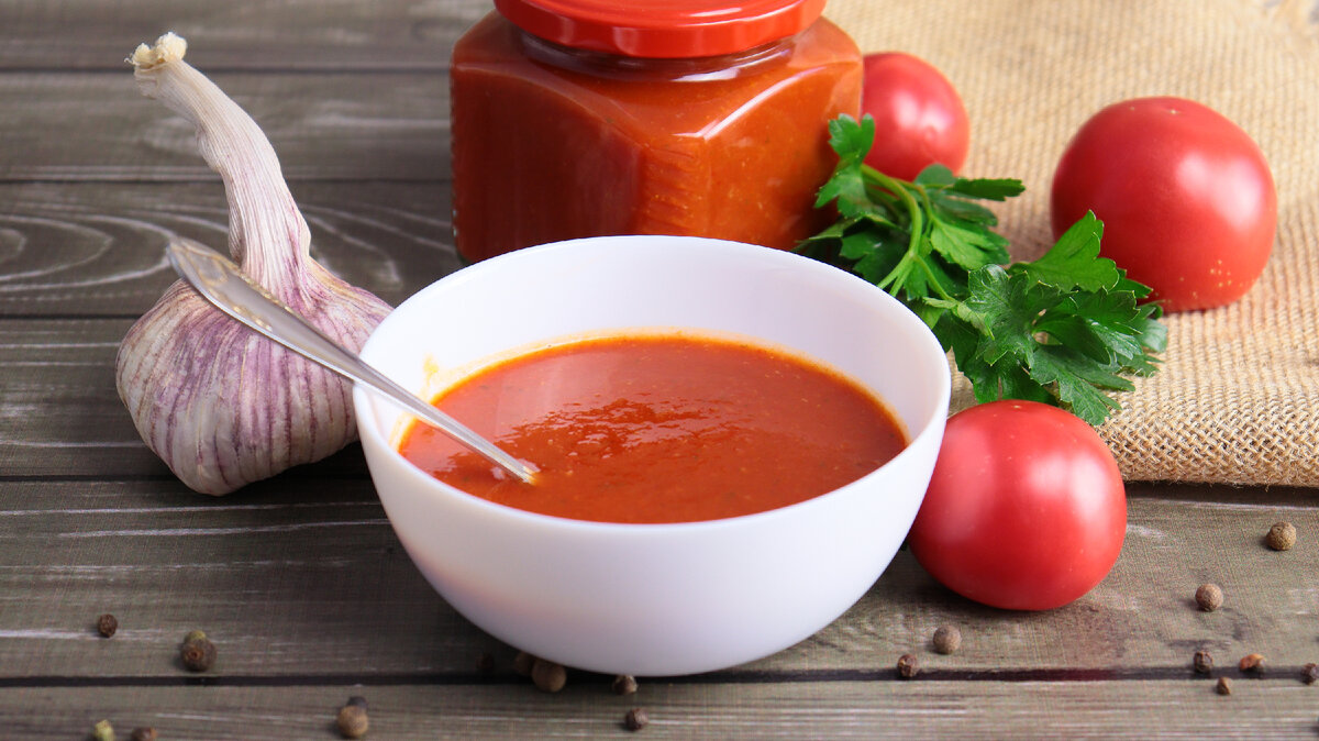 Одной из моих любимых заготовок на зиму из томатов является домашний кетчуп. И сегодня поделюсь своим любимым и годами проверенным рецептом приготовления кетчупа.