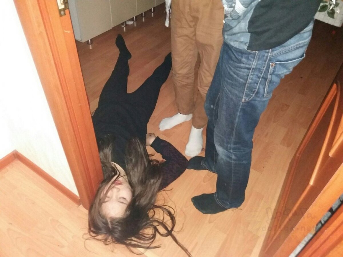 Пьяная девушка, которую силой выгнали из бара, попала под машину — — В России на РЕН ТВ