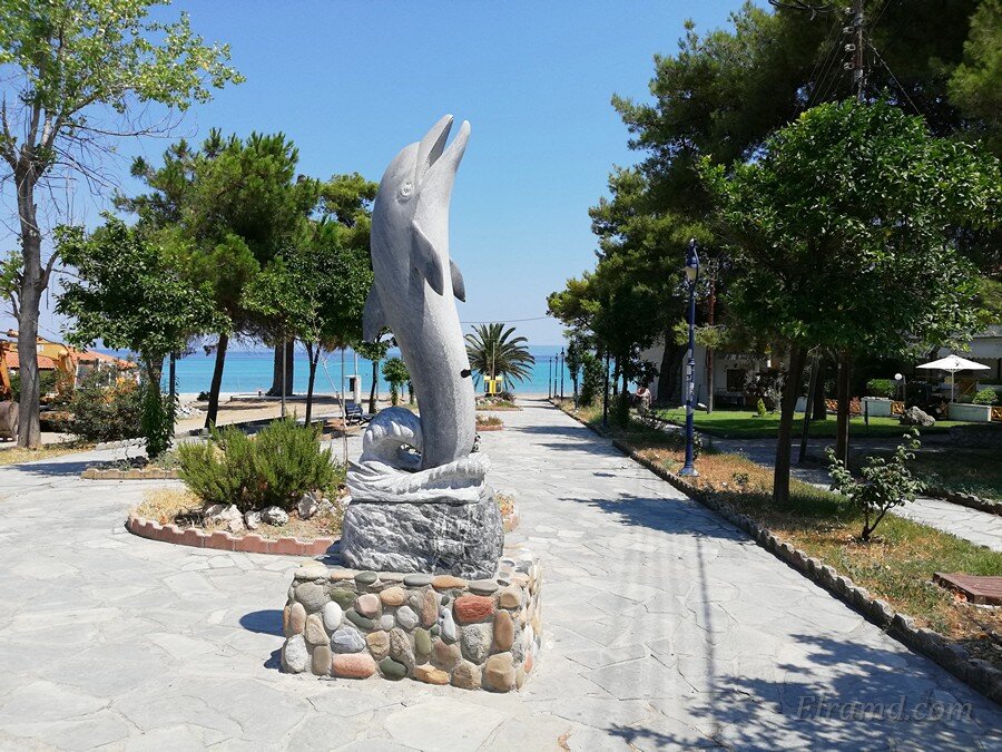 Вот это аллея от пляжа к центральной площади, максимум 300 м