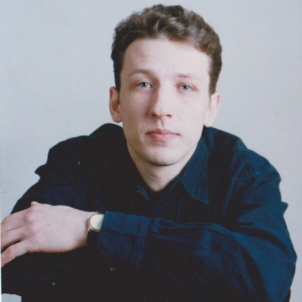 На фото - Борис Рыжий. Жизнь Бориса Рыжего трагически оборвалась 7 мая 2001 года, он ушел по своей воле, оставив жену и маленького сына. И записку, в которой написал «Я всех любил, без дураков».