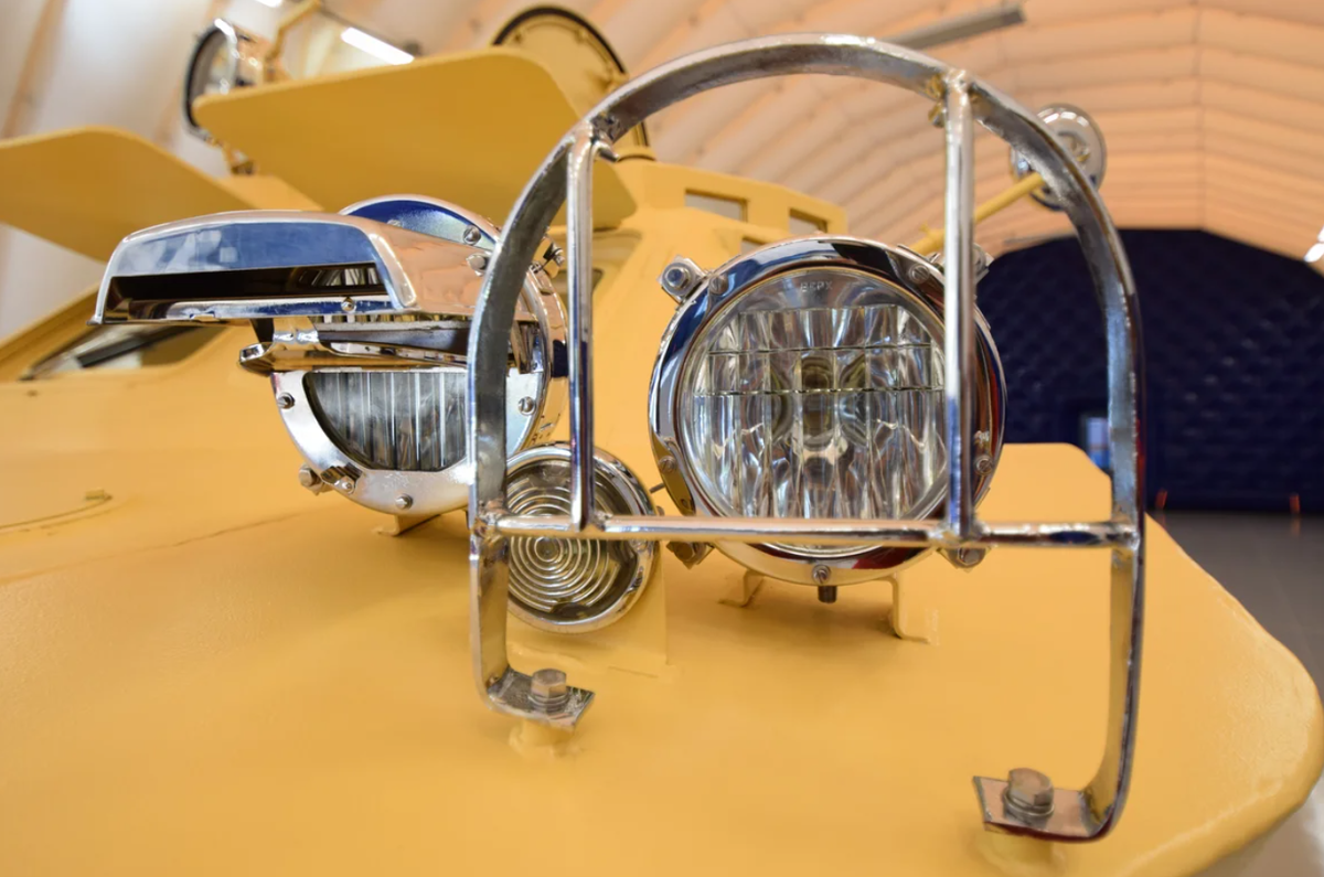 Хромированная защита фар БРДМ-2. Фото с сайта Авто.ру.