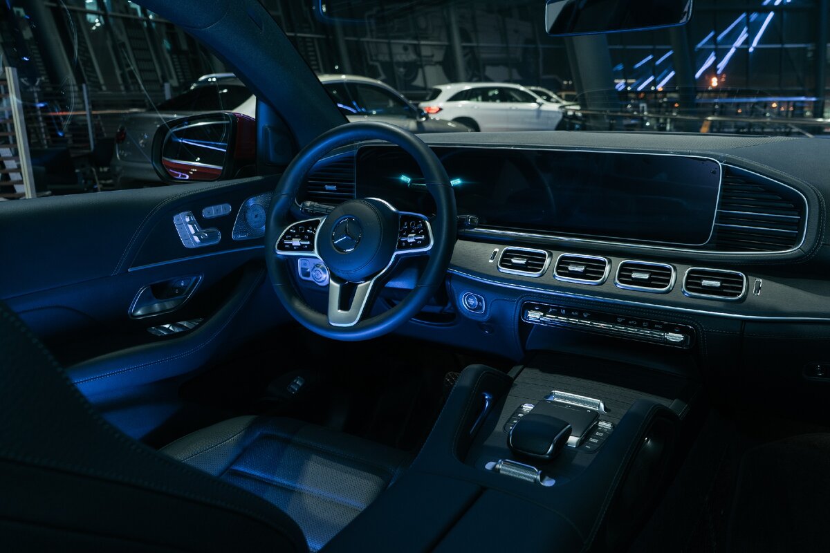 Салон Mercedes-Benz GLE, доступного для подписки.