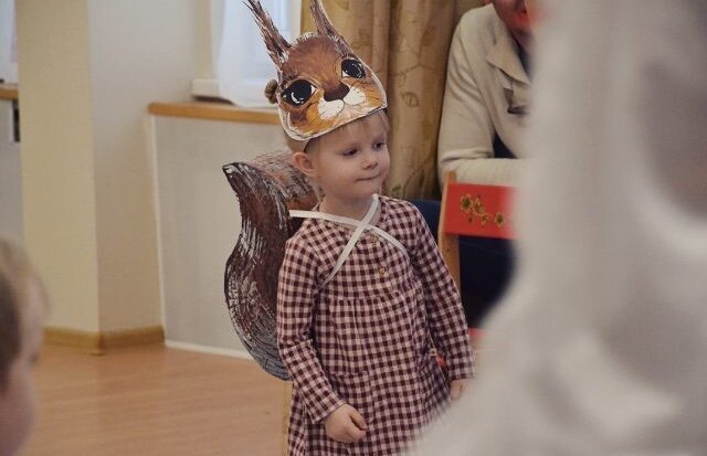 Дочка на празднике в детском саду, фото автора.