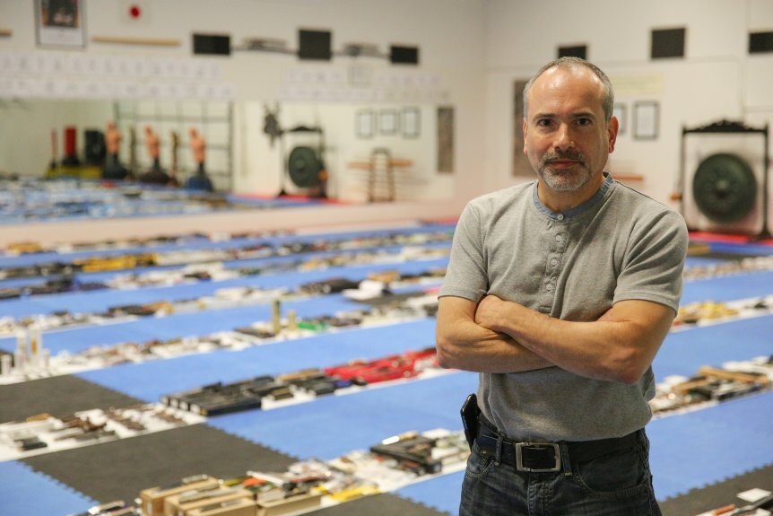 Луис Меркадо рядом со своей коллекцией