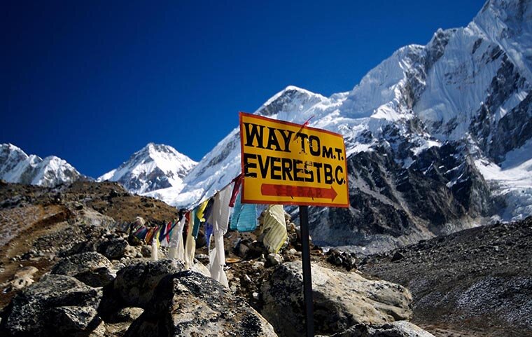 На начальном этапе пути к вершине Эвереста даже встречаются указатели