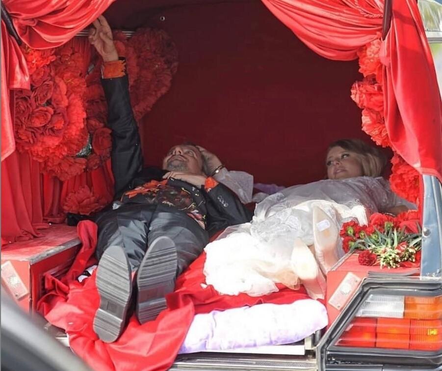 Это ствадебный катафалк Ксении Собчак. Разве не вызывает отвращение?  Фото Яндекс.Картинки