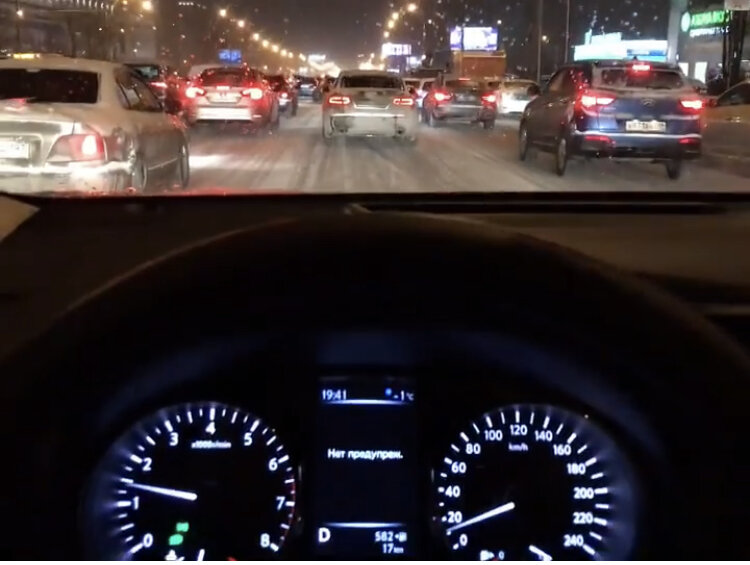 Едем на новом Ниссане от дилера домой по Каширске. На счетчике 17 км.