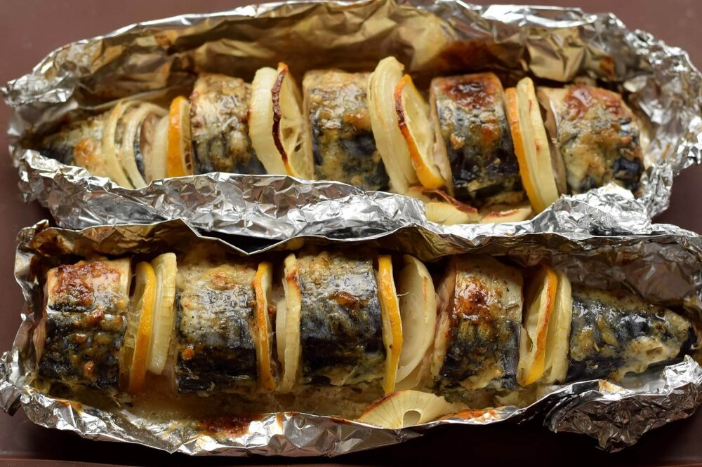 Скумбрия в духовке самый вкусный рецепт кусочками. Скумбрия в фольге. Скумбрия запеченная в фольге. Скумбрия в духовке в фольге. Скумбрия запеченная в духовке.