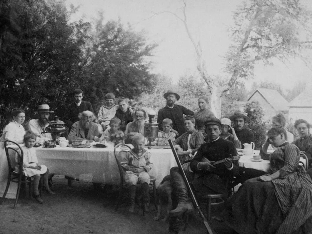 Семен Абамелек-Лазарев. Лев Толстой с родными и знакомыми. 1888. Ясная Поляна, Тульская область. Государственный музей Л.Н. Толстого, Москва