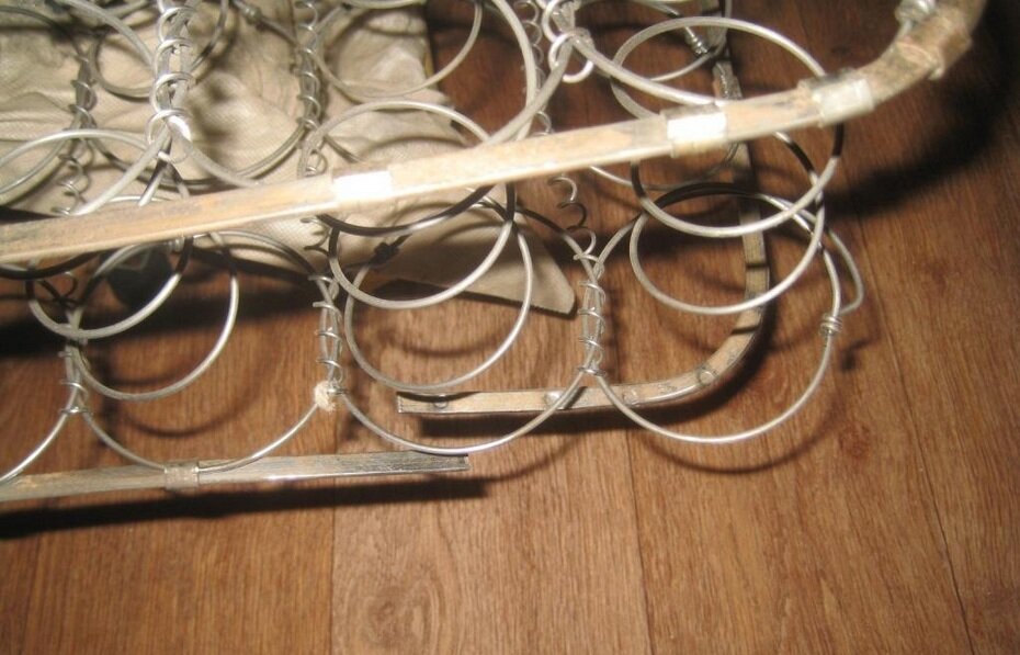 Ломанный зависимый пружинный блок