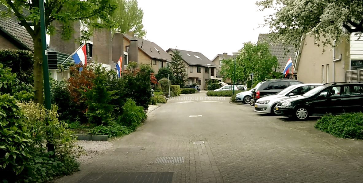 На День короля в Голландии все вешают флаги с оранжевыми лентами (у кого есть). Фото: из личного архива