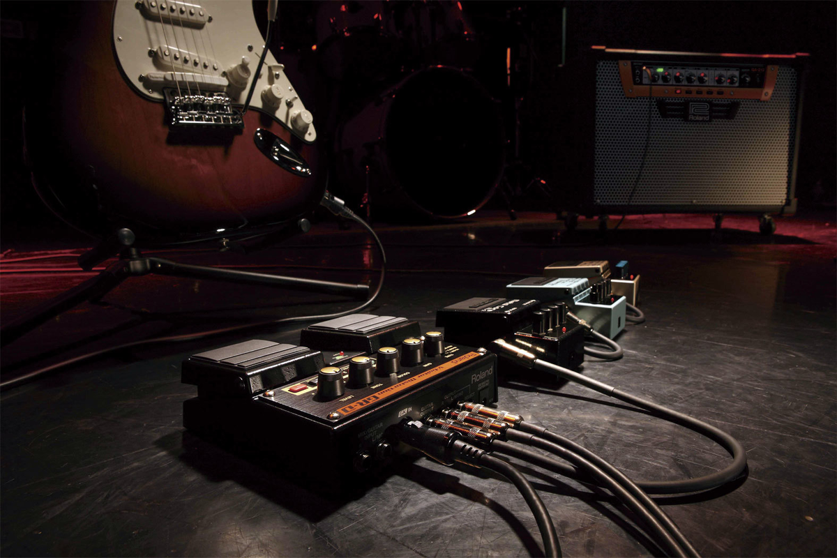 Звук электрогитары. Roland Guitar процессор 2021. Гитарный звук. Гитара усилитель примочки. Электрогитара звучание