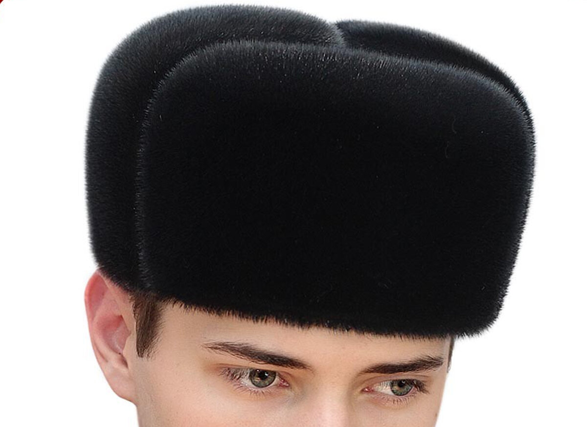 Это не ушанка, а обманка. "Уши" не отворачиваются и не опускаются. Были такие и женские.