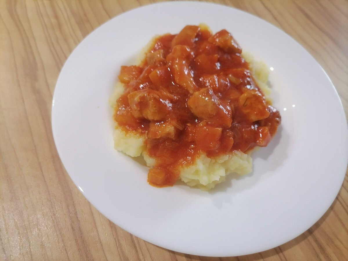 Гуляш с пюре