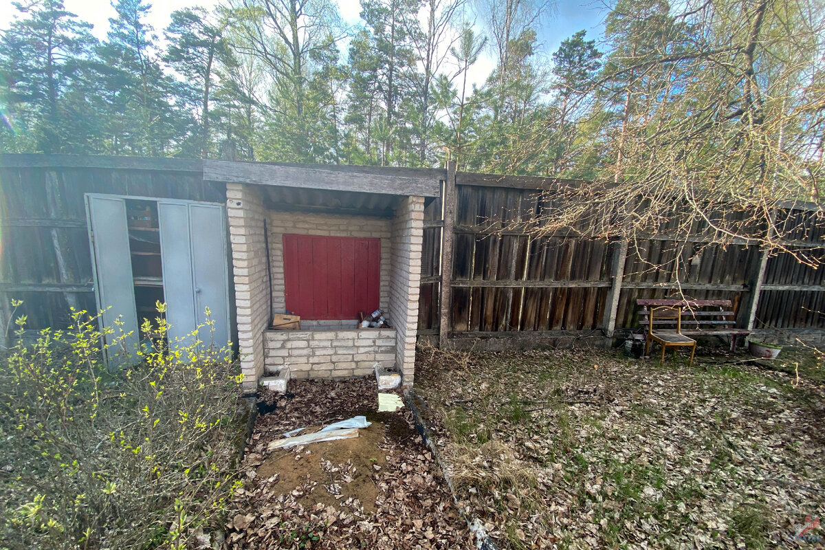 Беседка вблизи заброшенного здания.