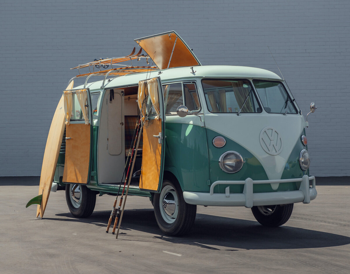 Только посмотрите на этот, великолепно отреставрированный, Volkswagen Type 2 1962 года выпуска, в свое время переделанный под настоящую гостиницу на колесах!