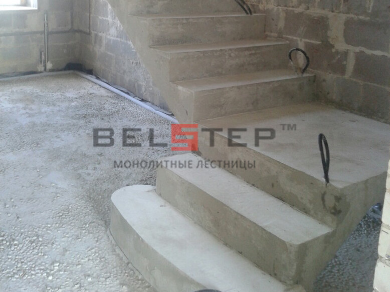 Полнотелая лестница с площадкой