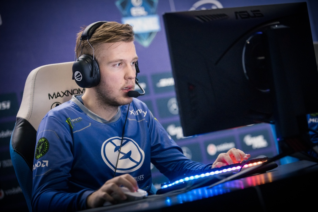 Dota 2 разработчик. Dota 2 разработчик. Naive дота 2. Создатель доты 2 гейб ньюэлл. Команда миракла дота 2.