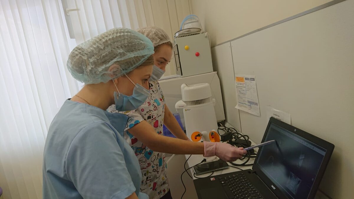 Наш стоматолог-терапевт Исаенко Вероника Александровна (с ассистентом) в процессе диагностики зубов.