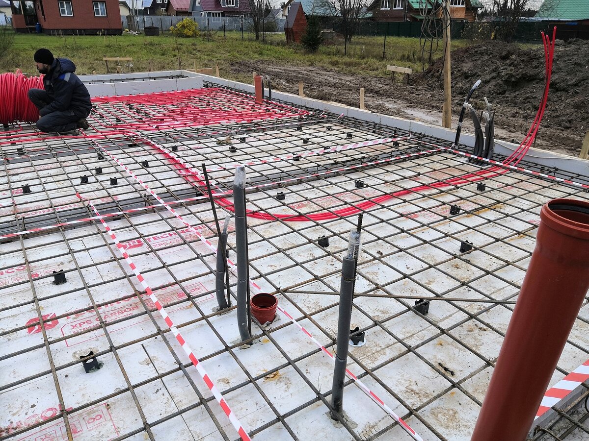 Плита была усилена по периметру арматурой ø 8 мм, дополнена еще 50 мм ЭППС и дренажной системой. 