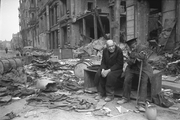 Послевоенная Германия http://900igr.net/kartinka/ekonomika/ljudvig-erkhard-tvorets-sotsialnoj-rynochnoj-ekonomiki-109792/germanija-posle-vtoroj-mirovoj-vojny-2.html