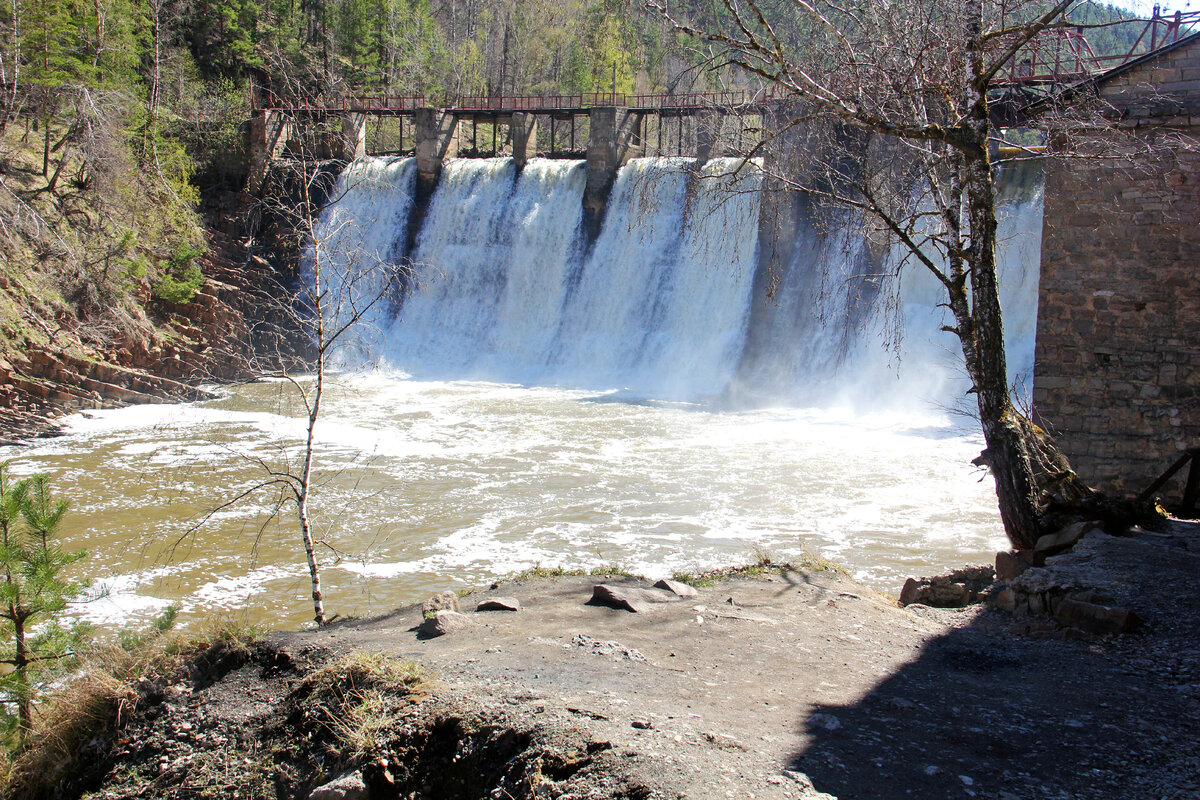 Вид на старейшую ГЭС России.