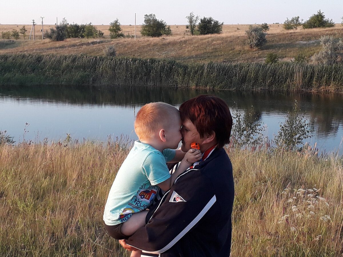 Трудно было слова-то подобрать, а фото - ещё труднее. Мой сын с бабушкой - любовная любовь.