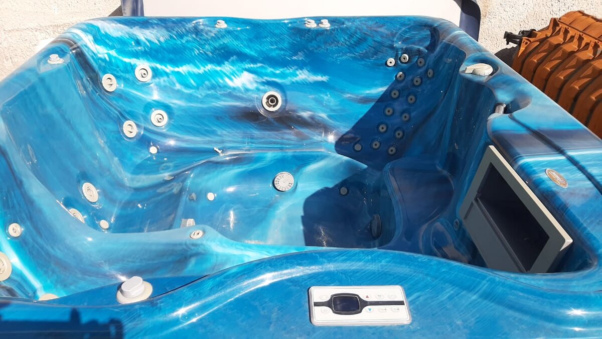 Итальянский спа бассейн Jacuzzi J-215