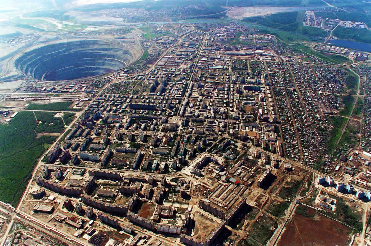 Город мирный яма. Город Мирный Якутия. Поселок Мирный Саха Якутия. Город Мирный Якутия карьер алмазный. Кратер Мирный Якутия.