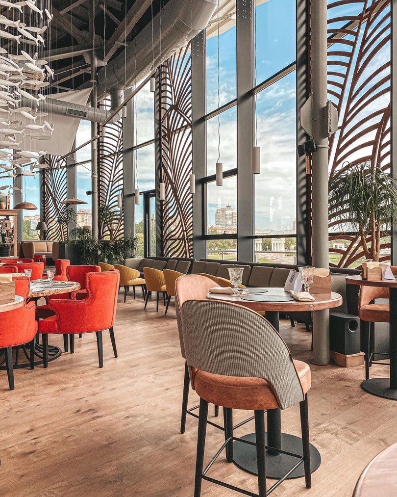 Интерьер ресторана "река" welcomevolgograd.com