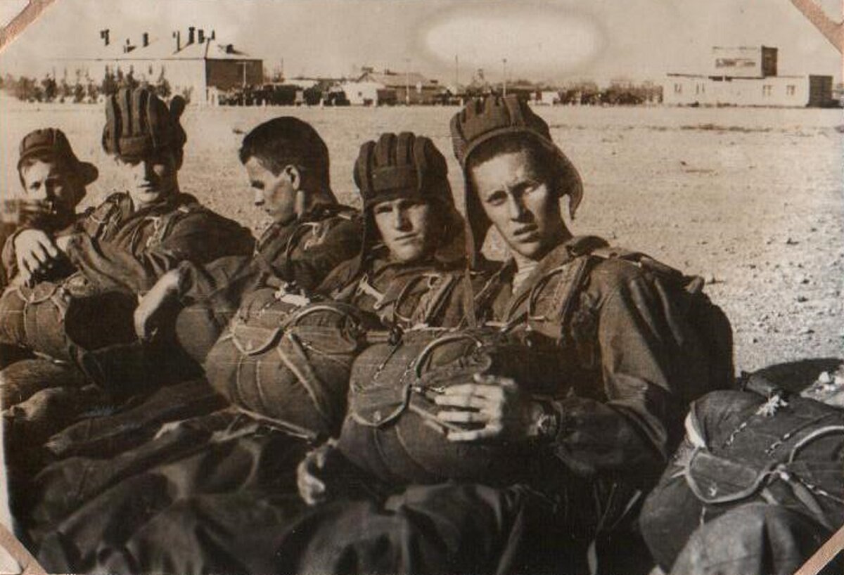 На фото. 1978 год. КТуркВО. Фергана. Однополчане автора.