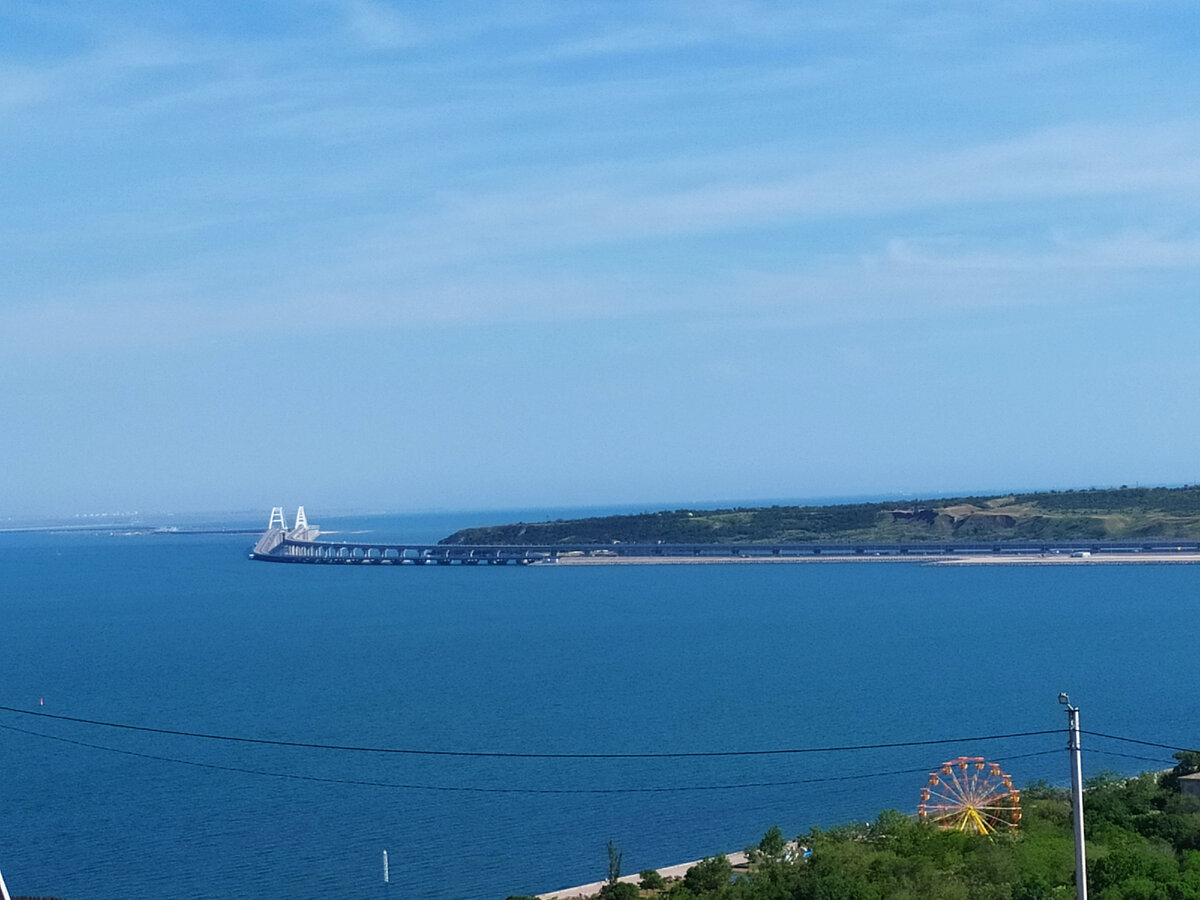 Конец мая 2021 г. Вид на Крымский мост с горы Митридат. Фото автора.