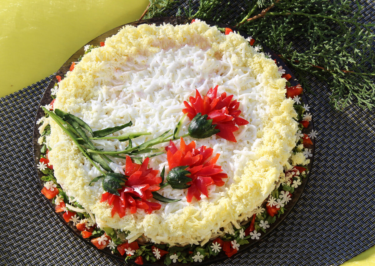 Слоёный салат с морским коктейлем