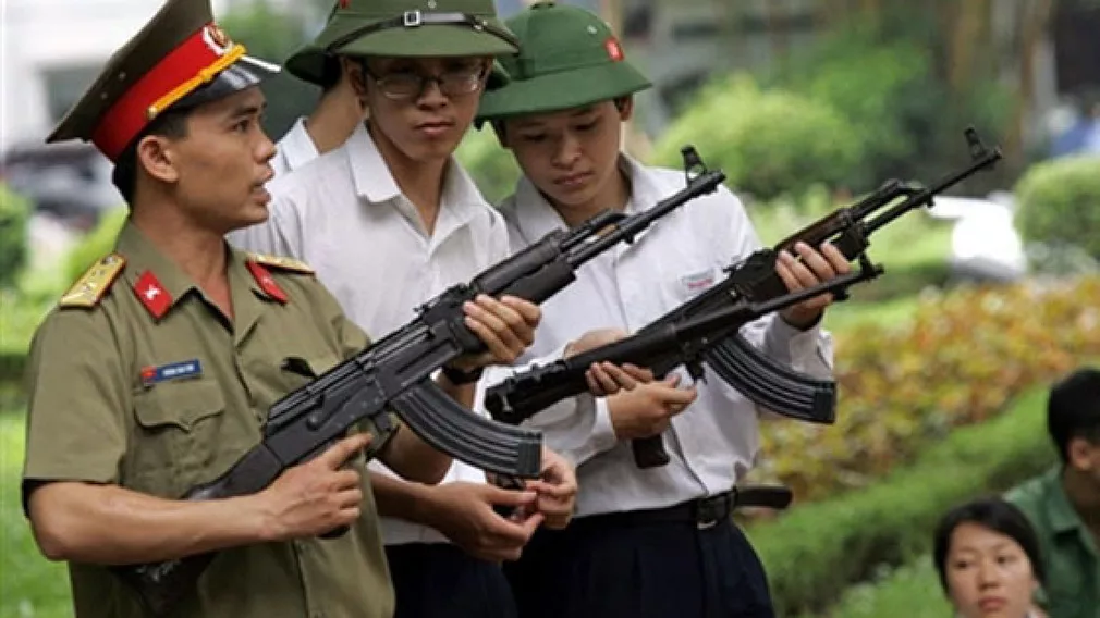 Вьетнамцы и китайцы. НОАК китайский АК 47. Армия Вьетнама 2022. АК 47 во Вьетнаме. Армия Вьетнама вооружение.