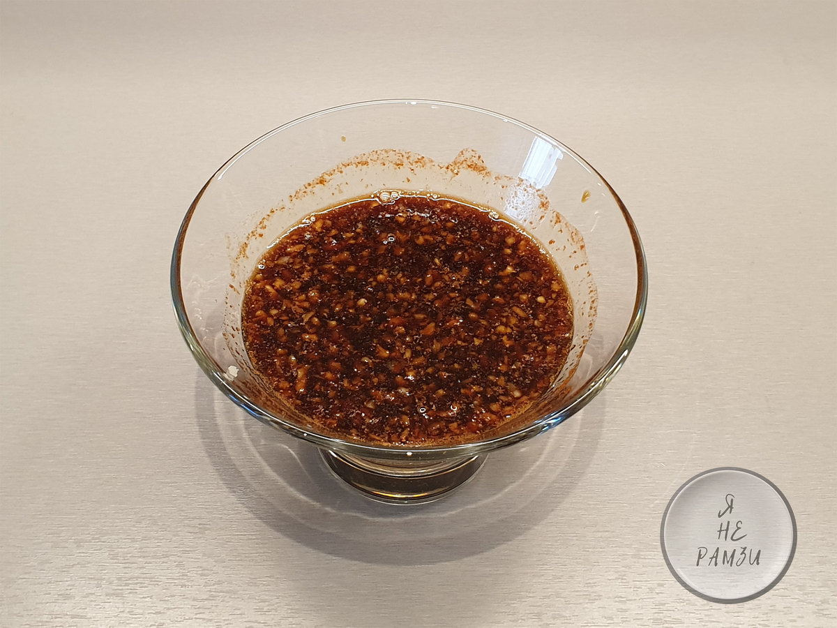 смешиваем соевый соус, мед, протертые помидоры, молотый острый перец и чеснок