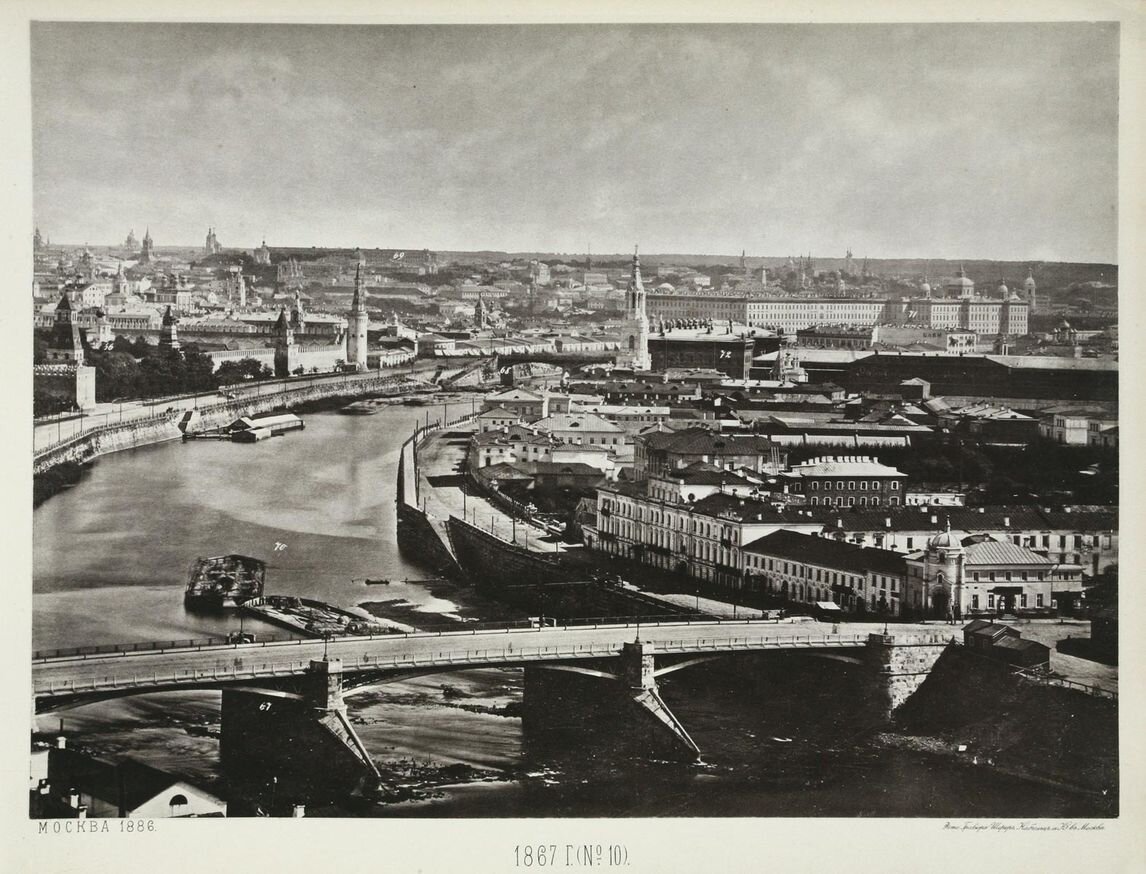 Дальше по реке видно Москворецкий мост.