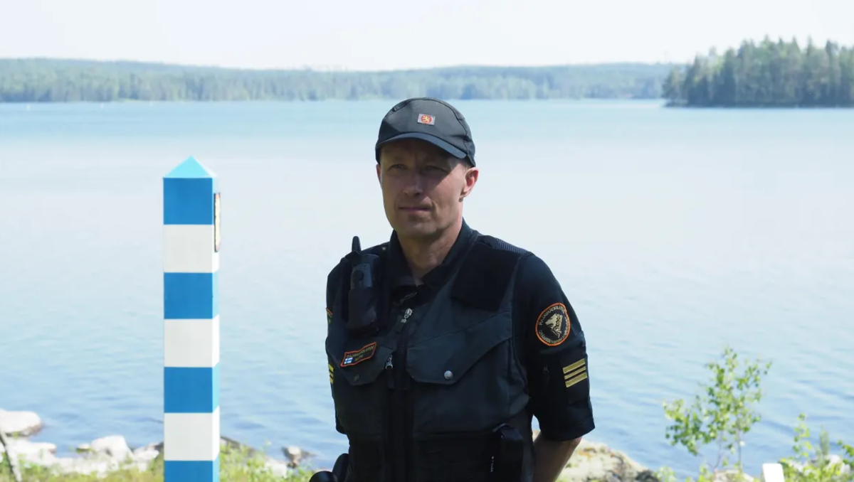Начальник погранзаставы Иломантси Янне Натри на границе. Фото: Ari Haimakainen / Yle