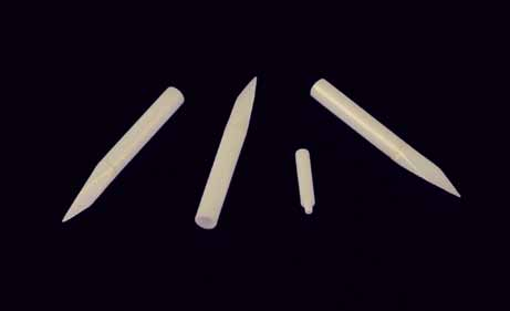 Наконечники для абляции высокой точности, произведенные в Morgan Advanced Materials путем литья под давлением керамики. Полученный мелкозернистый материал невозможно проверить оптически, что было одной из причин, по которой компания инвестировала в настольный сканирующий электронный микроскоп Nikon Metrology. 
