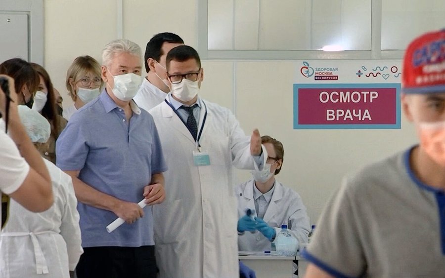 Мэр Собянин открывает центр вакцинации от коронавируса для мигрантов
