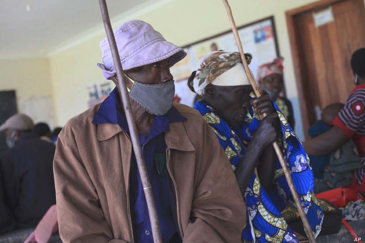 Пара ожидает вакцинации от COVID-19 в Медицинском центре Бутанда III на западе Уганды, 27 апреля 2021 года.