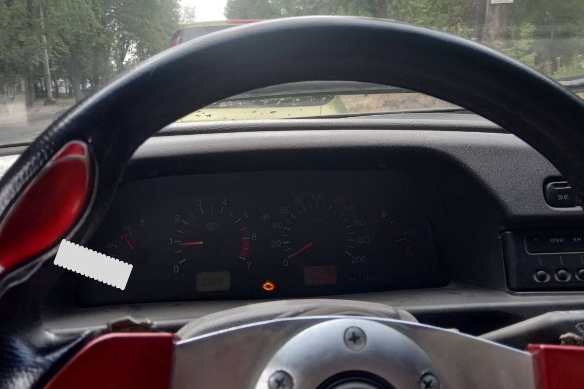 Почти спортивный руль, поставленный на "пятнашку". Фото автора Н. С.