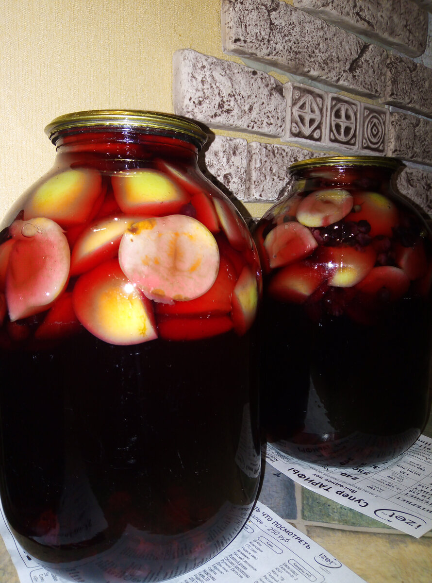 Компоты из яблок и черной смородины. Фото из домашнего архива